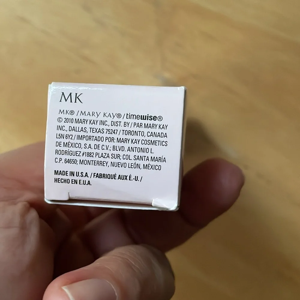 Mary Kay TimeWise Luminous-Wear Liquid Foundation for Normal/Dry Skin Ivory 6